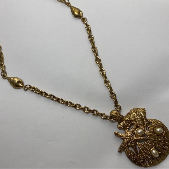 ๐2 for $25-Vintage Gold Tone Sea Shell Necklace - Picture 8 of 9